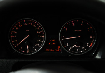 Подержанный автомобиль BMW X1 2011 года (12 фото)