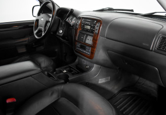 Подержанный автомобиль Ford Explorer 2005 года (13 фото)