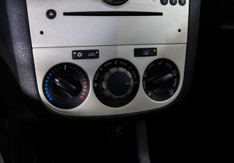 Подержанный автомобиль Opel Corsa 2007 года (13 фото)