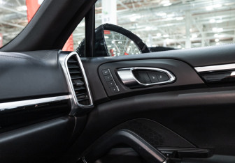 Подержанный автомобиль Porsche Cayenne 2017 года (23 фото)