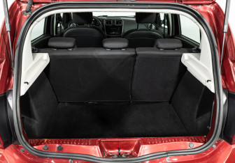 Подержанный автомобиль Renault Sandero 2015 года (18 фото)