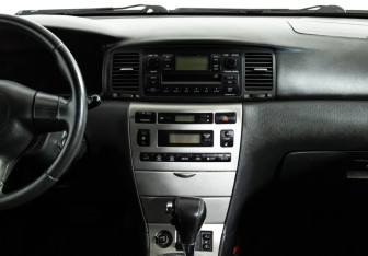 Подержанный автомобиль Toyota Corolla Hatchback 2006 года (14 фото)
