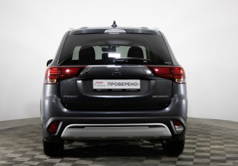 Подержанный автомобиль Mitsubishi Outlander 2019 года (6 фото)