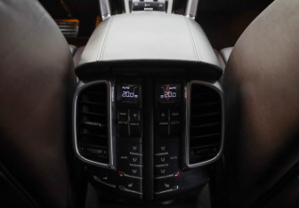 Подержанный автомобиль Porsche Cayenne 2010 года (16 фото)