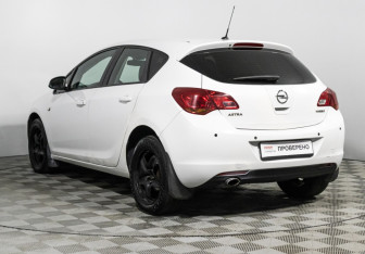 Подержанный автомобиль Opel Astra Hatchback 2012 года (7 фото)