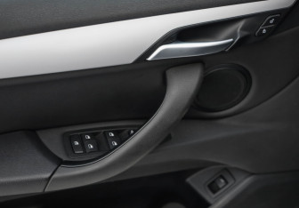 Подержанный автомобиль BMW X1 2018 года (25 фото)