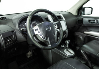 Подержанный автомобиль Nissan X-Trail 2011 года (11 фото)