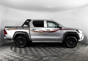Подержанный автомобиль Toyota Hilux 2022 года (4 фото)