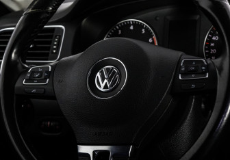 Подержанный автомобиль Volkswagen Jetta Sedan 2011 года (13 фото)