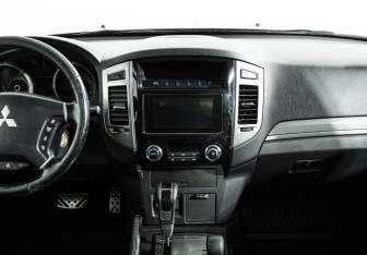 Подержанный автомобиль Mitsubishi Pajero 2017 года (14 фото)