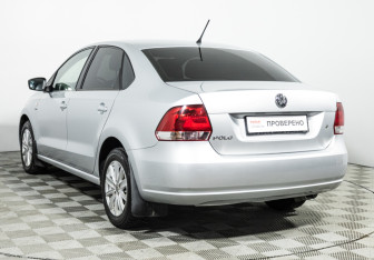 Подержанный автомобиль Volkswagen Polo Sedan 2013 года (7 фото)