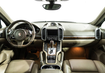 Подержанный автомобиль Porsche Cayenne 2010 года (13 фото)
