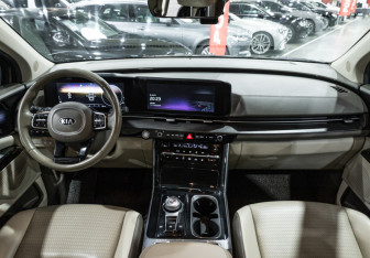 Подержанный автомобиль Kia Carnival 2020 года (12 фото)