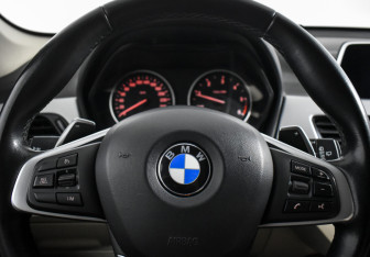 Подержанный автомобиль BMW X1 2017 года (17 фото)