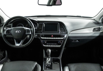 Подержанный автомобиль Hyundai Sonata 2018 года (13 фото)