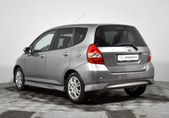 Подержанный автомобиль Honda Jazz 2008 года (7 фото)