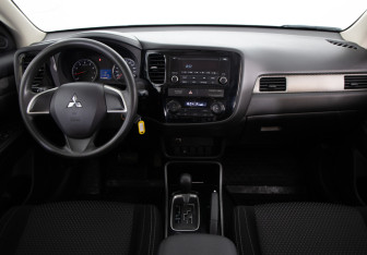 Подержанный автомобиль Mitsubishi Outlander 2017 года (9 фото)