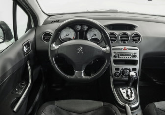 Подержанный автомобиль Peugeot 308 Hatchback 2011 года (11 фото)