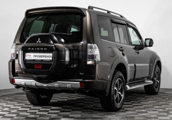 Подержанный автомобиль Mitsubishi Pajero 2017 года (6 фото)