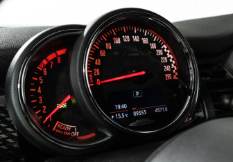 Подержанный автомобиль MINI Hatch 2020 года (12 фото)