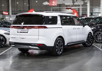 Подержанный автомобиль Kia Carnival 2020 года (7 фото)