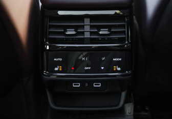 Подержанный автомобиль Geely Monjaro 2022 года (32 фото)