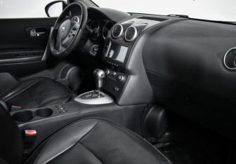 Подержанный автомобиль Nissan Qashqai 2008 года (13 фото)