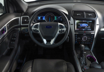 Подержанный автомобиль Ford Explorer 2014 года (10 фото)