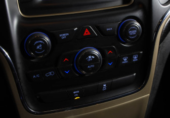 Подержанный автомобиль Jeep Grand Cherokee 2013 года (17 фото)