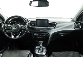 Подержанный автомобиль Kia Ceed Hatchback 2018 года (13 фото)