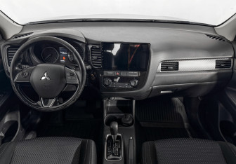 Подержанный автомобиль Mitsubishi Outlander 2016 года (14 фото)