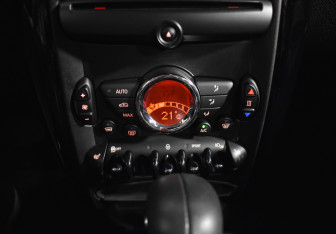 Подержанный автомобиль MINI Countryman 2015 года (15 фото)