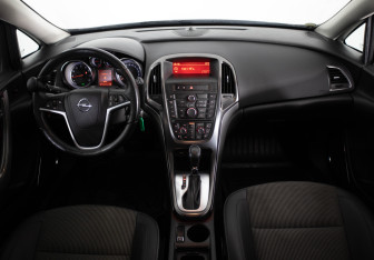 Подержанный автомобиль Opel Astra Hatchback 2012 года (9 фото)