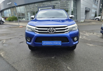 Подержанный автомобиль Toyota Hilux 2016 года (2 фото)