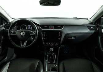 Подержанный автомобиль Skoda Octavia Liftback 2018 года (13 фото)