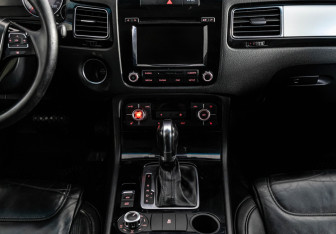 Подержанный автомобиль Volkswagen Touareg 2011 года (14 фото)