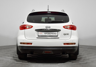 Подержанный автомобиль Infiniti QX50 2014 года (6 фото)