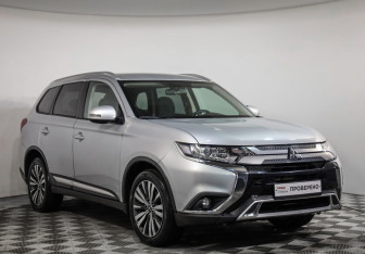 Подержанный автомобиль Mitsubishi Outlander 2019 года (3 фото)