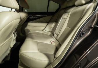 Подержанный автомобиль Infiniti Q50 2016 года (10 фото)