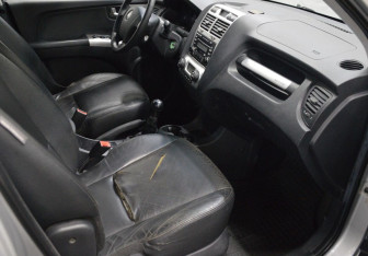 Подержанный автомобиль Kia Sportage 2007 года (12 фото)