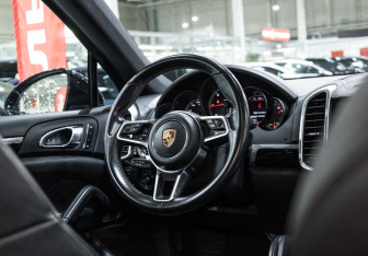 Подержанный автомобиль Porsche Cayenne 2017 года (15 фото)