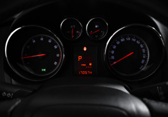 Подержанный автомобиль Opel Astra Hatchback 2012 года (17 фото)