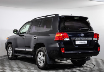 Подержанный автомобиль Toyota Land Cruiser Suv 2013 года (7 фото)