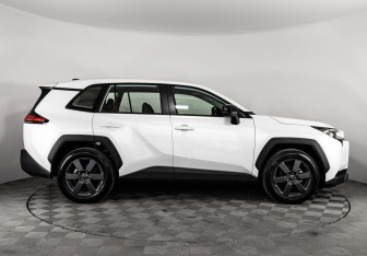 Подержанный автомобиль Toyota RAV4 2026 года (5 фото)