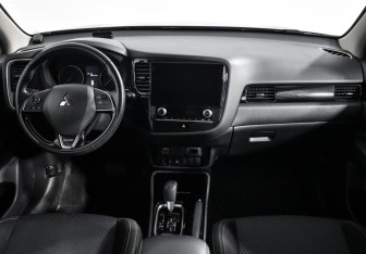 Подержанный автомобиль Mitsubishi Outlander 2022 года (14 фото)