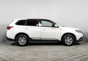 Подержанный автомобиль Mitsubishi Outlander 2018 года (4 фото)