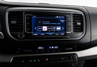 Подержанный автомобиль Peugeot Traveller 2020 года (13 фото)