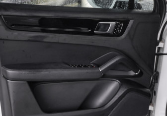 Подержанный автомобиль Porsche Cayenne 2021 года (28 фото)