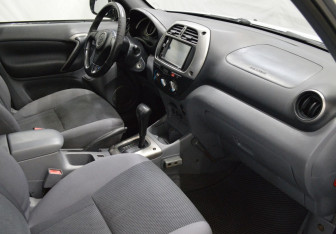 Подержанный автомобиль Toyota RAV4 2001 года (12 фото)
