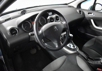 Подержанный автомобиль Peugeot 308 Hatchback 2011 года (9 фото)